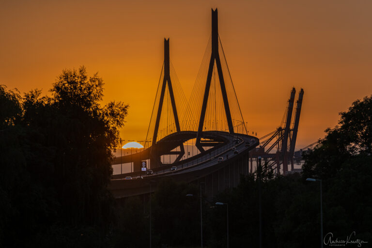 Köhlbrandbrücke im Abendlicht