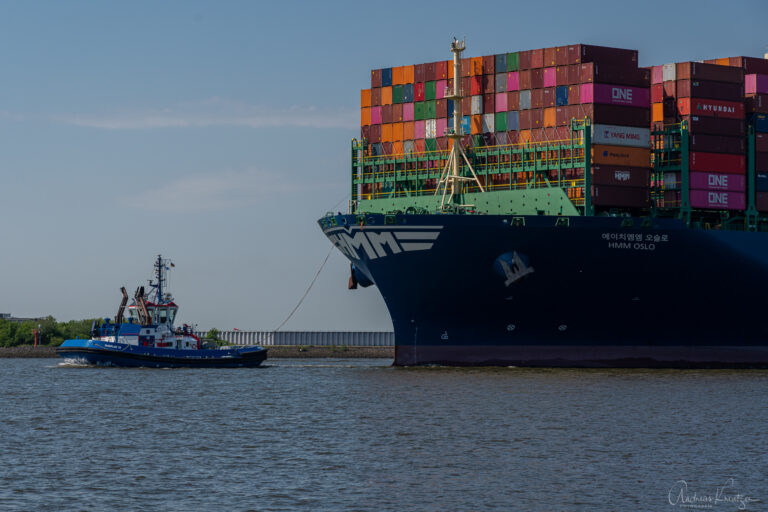 Containerschiff HMM Oslo in Hamburg