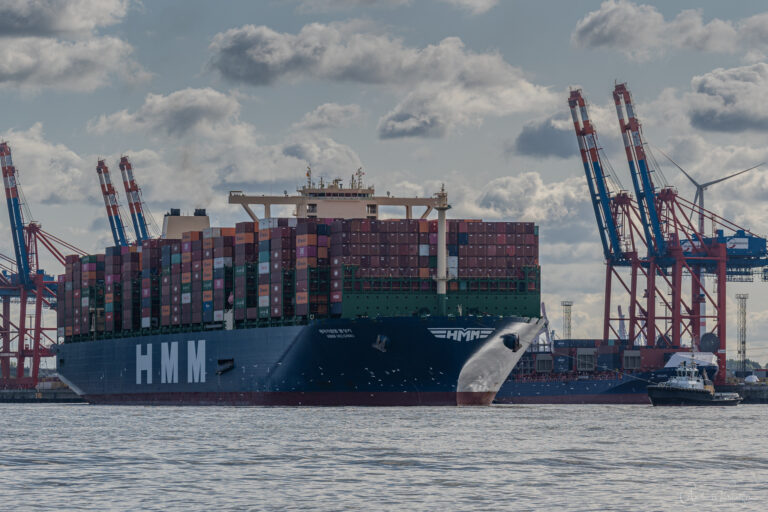 Containerschiff HMM Helsinki