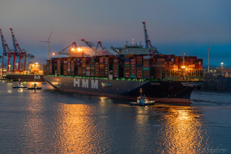 Containerschiff HMM Stockholm morgens in Hamburg